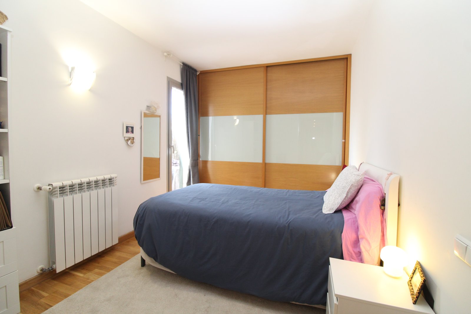 Dormitorio con armarios empotrados prácticos y regulación eficiente de la calefacción