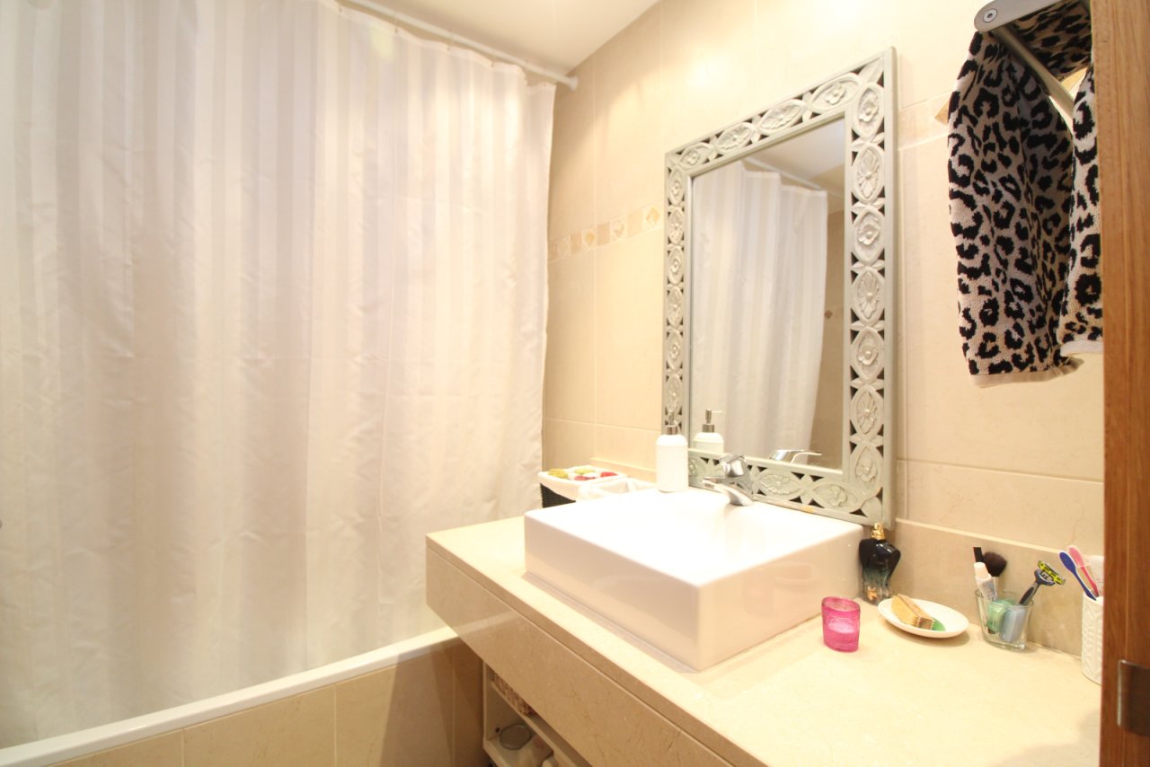 Baño moderno con una amplia zona de lavabo y equipamiento de alta calidad
