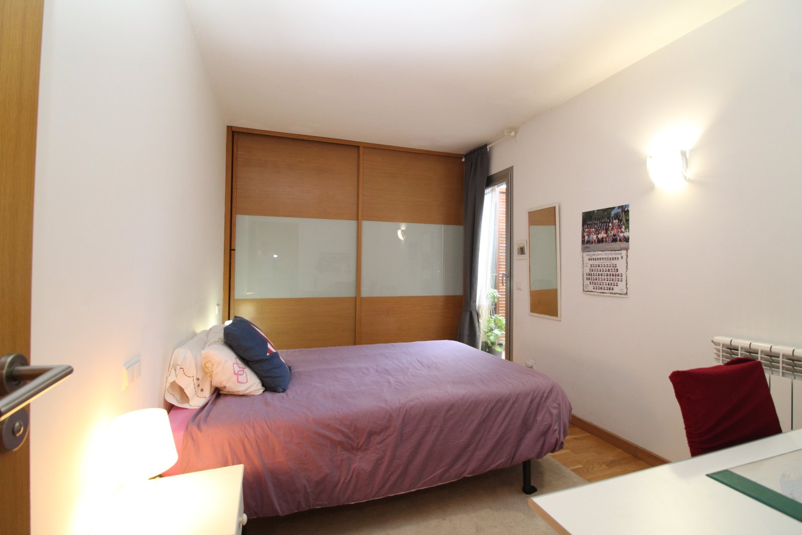 Dormitorio brillante con armario empotrado a medida y distribución óptima del espacio