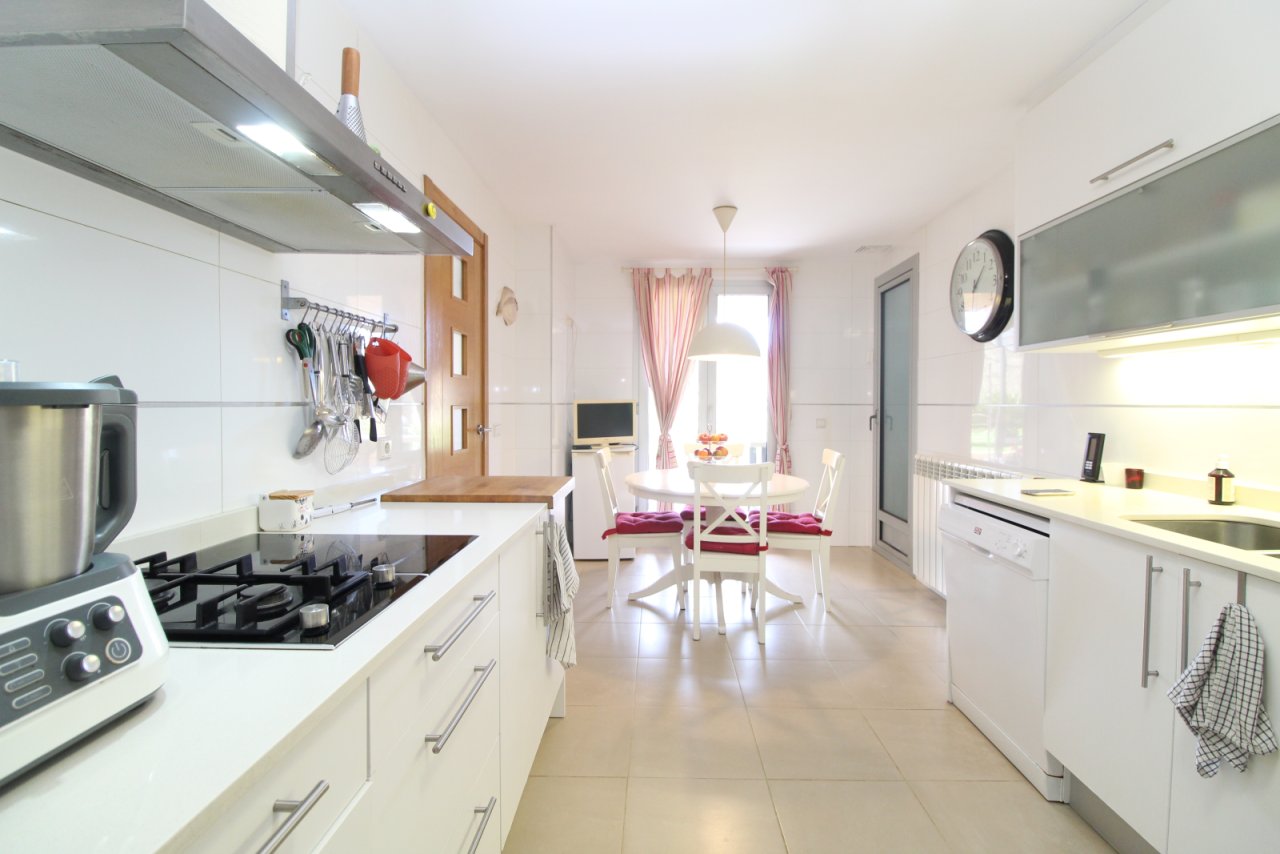 Cocina moderna con un flujo de trabajo bien pensado y amplias superficies de trabajo