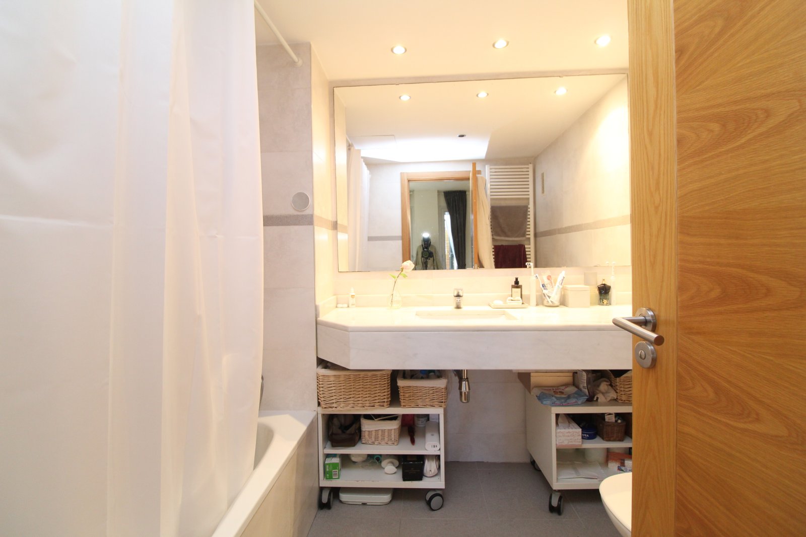 Baño moderno con lavabo amplio y integración inteligente de almacenamiento