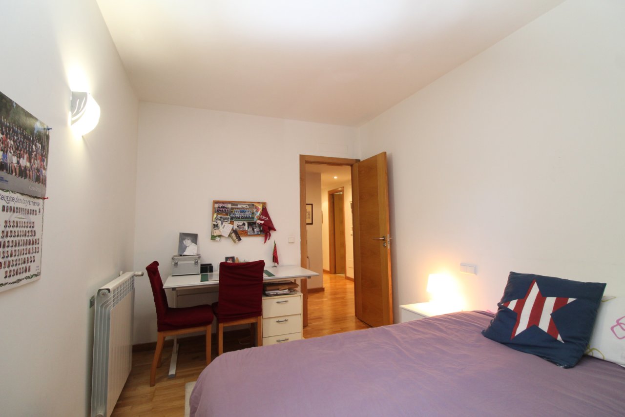 Habitación juvenil funcional con zona de trabajo independiente y almacenamiento bien pensado