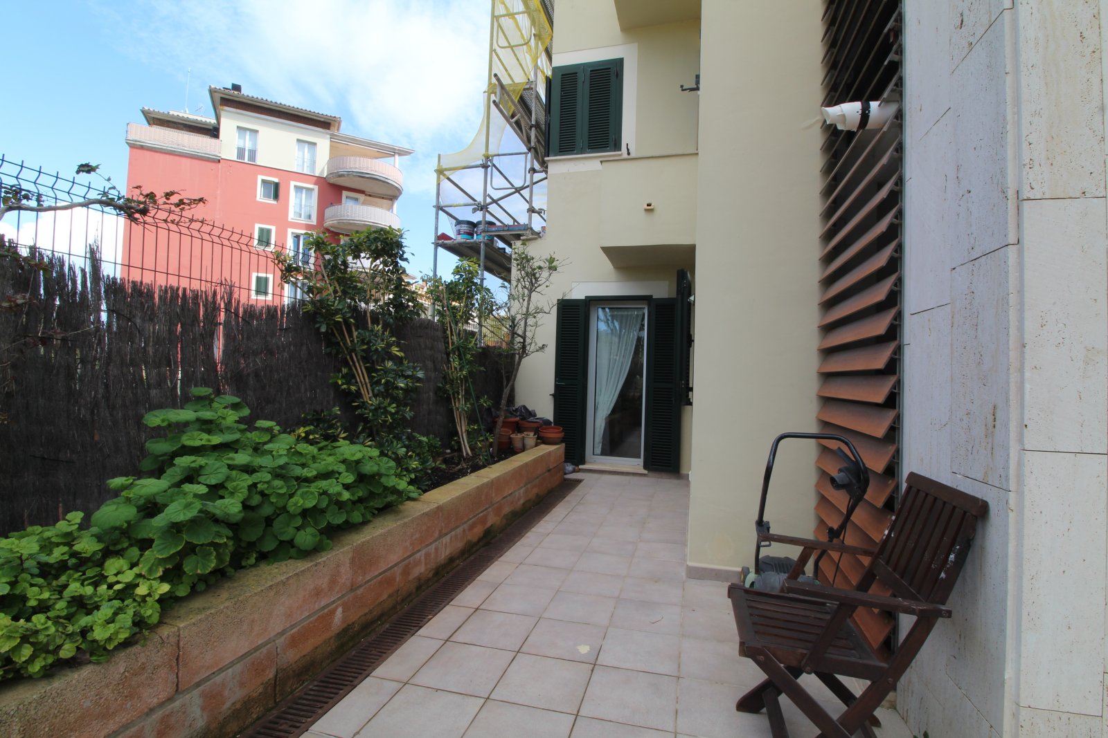 Área exterior privada con acceso directo a la terraza y carácter de patio protegido