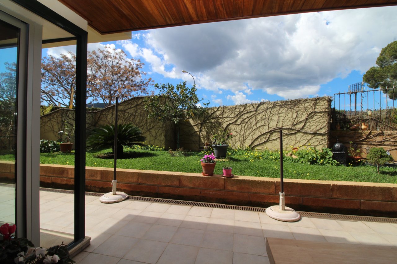 Área de terraza con elegante cubierta de madera y vista directa al jardín