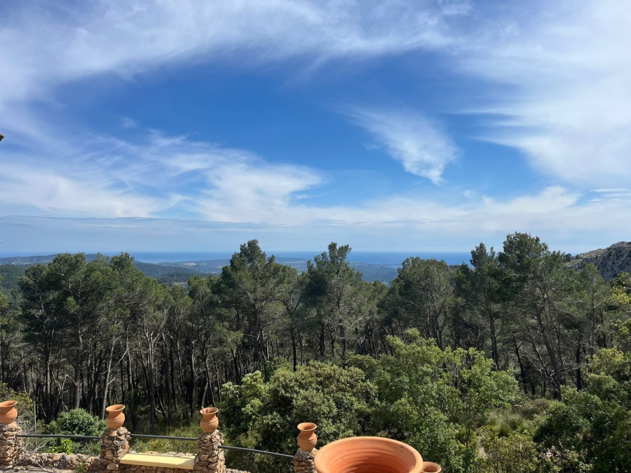 Terraza con vistas al mar y arquitectura de piedra natural auténtica – vista panorámica sobre el bosque y la costa