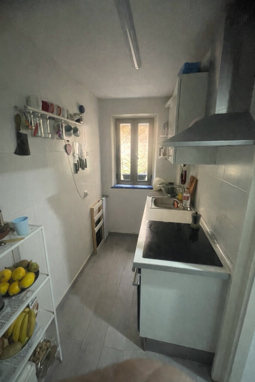 Cocina funcional en galeón con distribución práctica y ventana al patio interior Cocina funcional en galeón con distribución práctica y ventana al patio interior