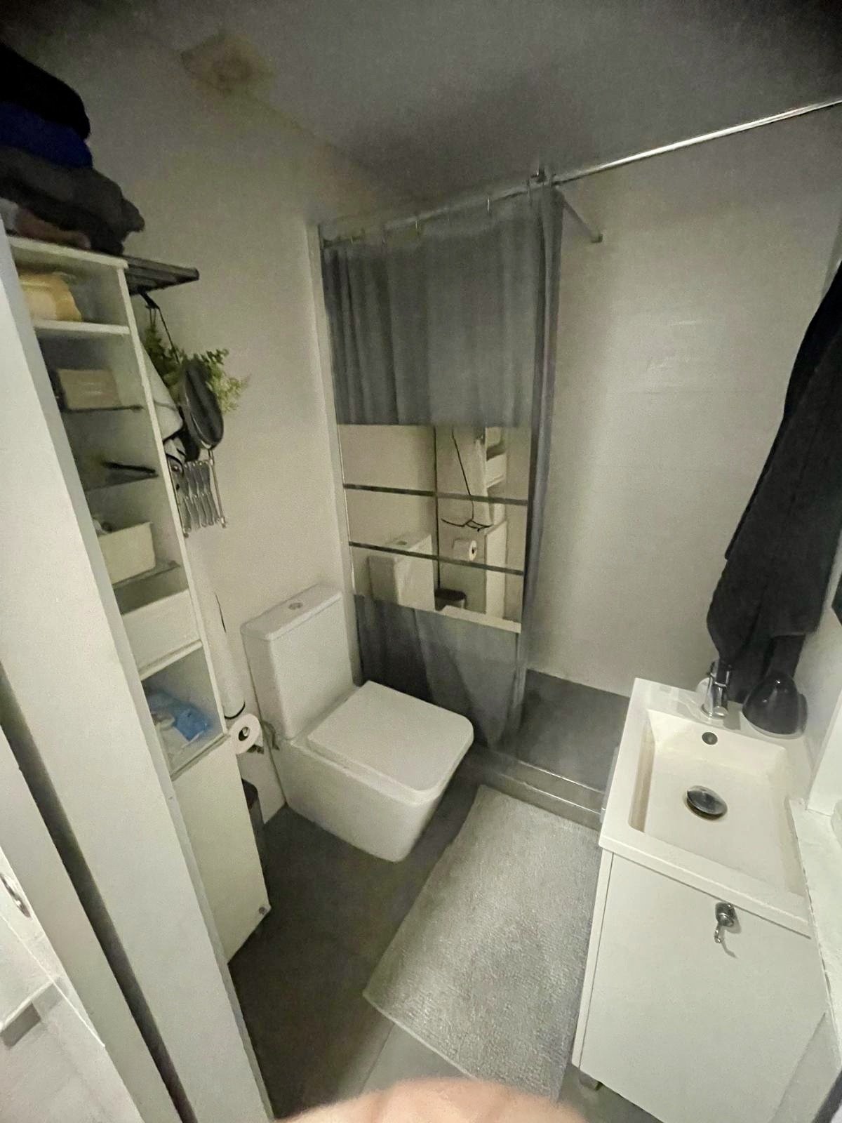 Baño moderno con ducha práctica y integración inteligente de almacenamiento Baño moderno con ducha práctica y integración inteligente de almacenamiento