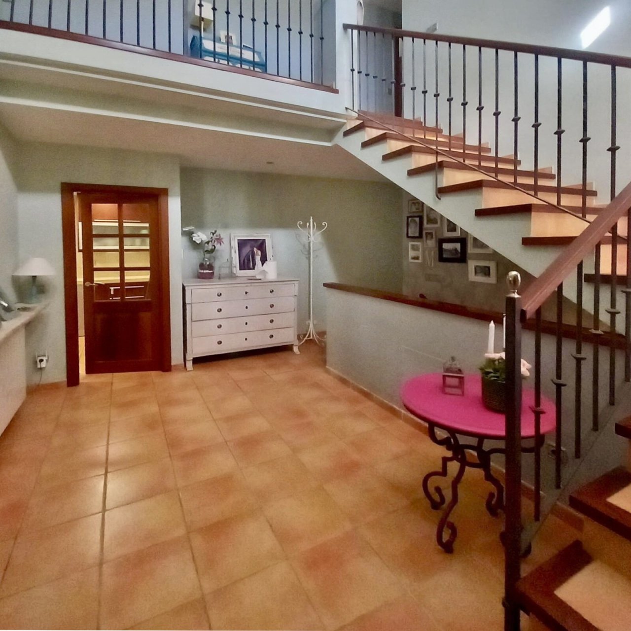 Vestíbulo elegante con galería y escalera curva: distribución perfecta para dos niveles Vestíbulo elegante con galería y escalera curva: distribución perfecta para dos niveles