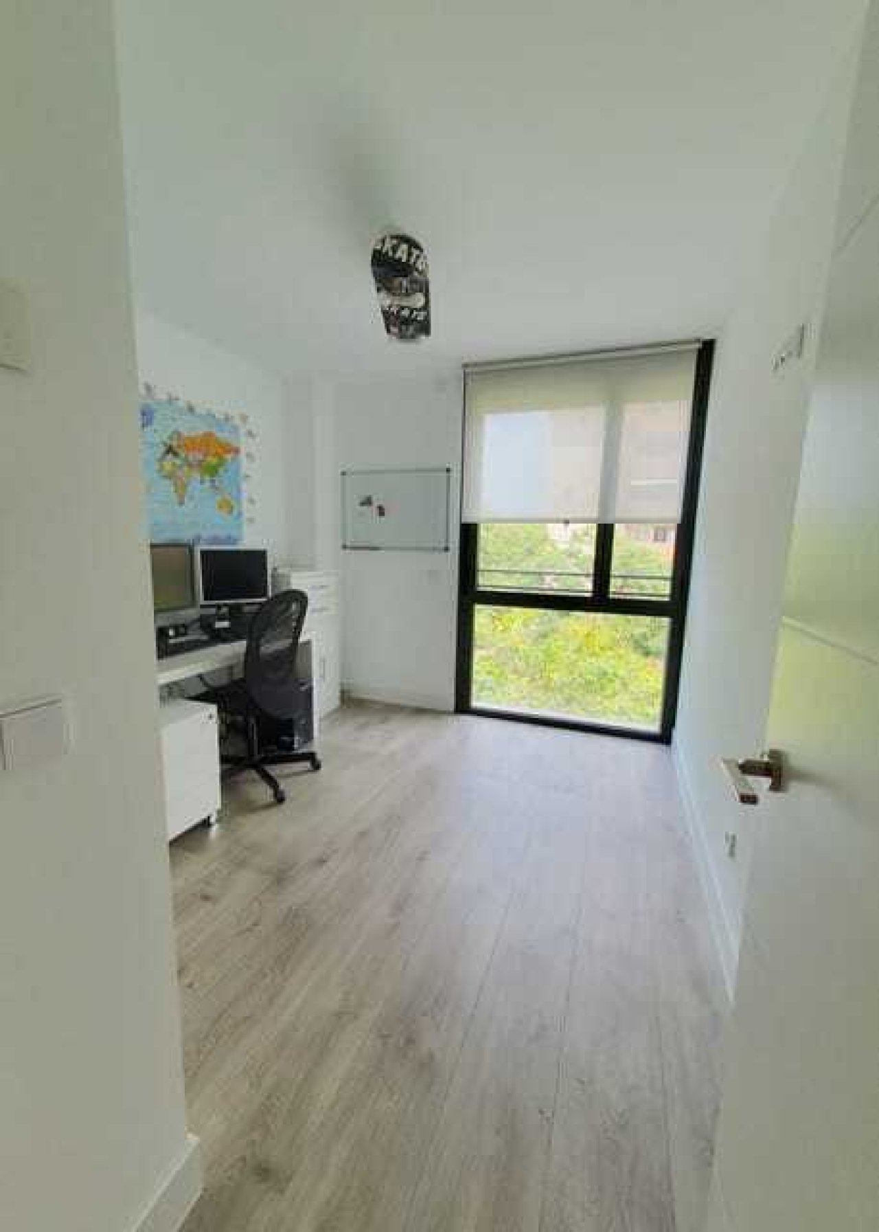 Luminoso despacho con gran ventana y práctico rincón para el puesto de trabajo