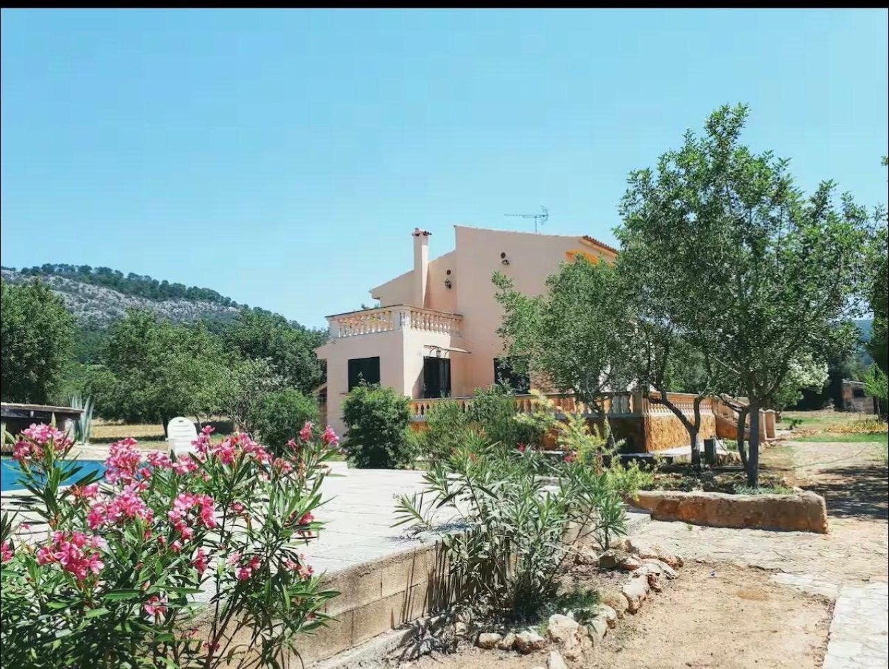 Casa de campo con elegantes balcones y arquitectura armoniosa – Ubicación idílica en un entorno mediterráneo