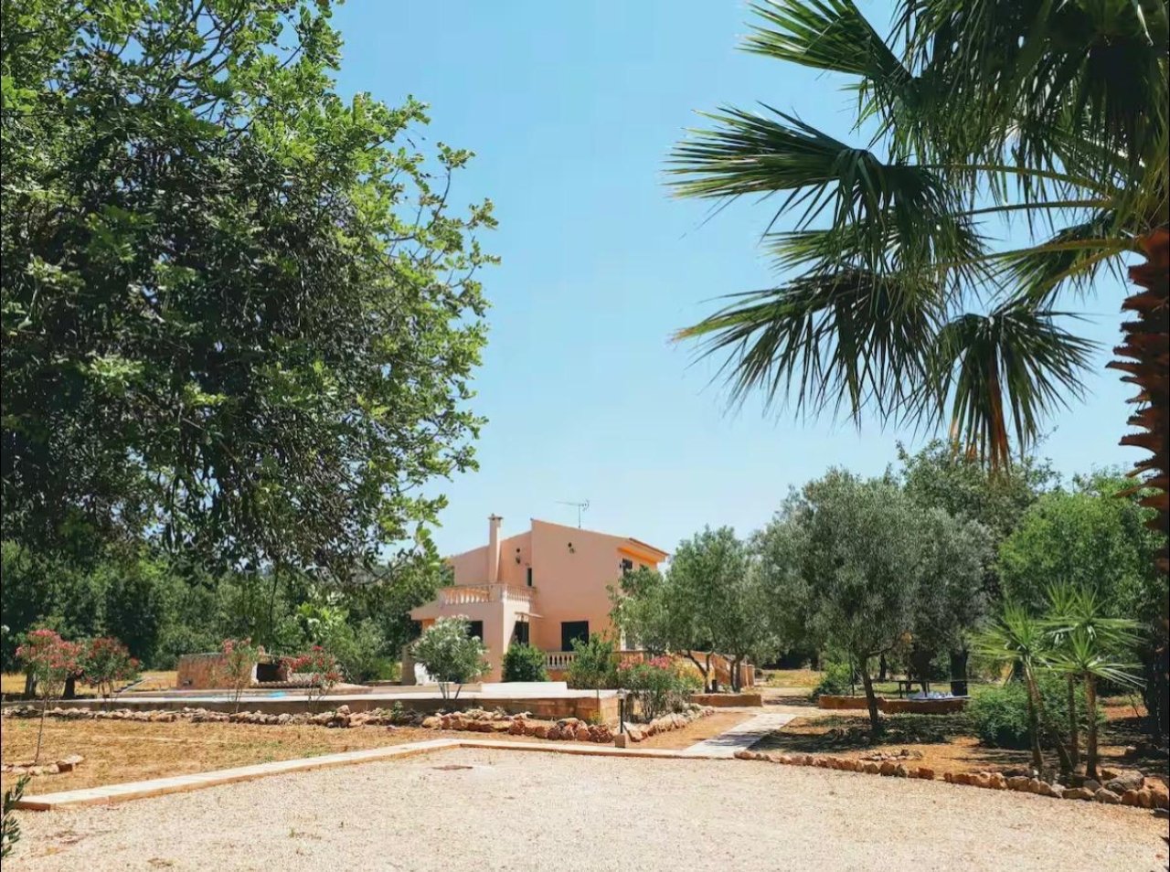 Imponente villa con arquitectura bien pensada en un paisaje de parque idílico