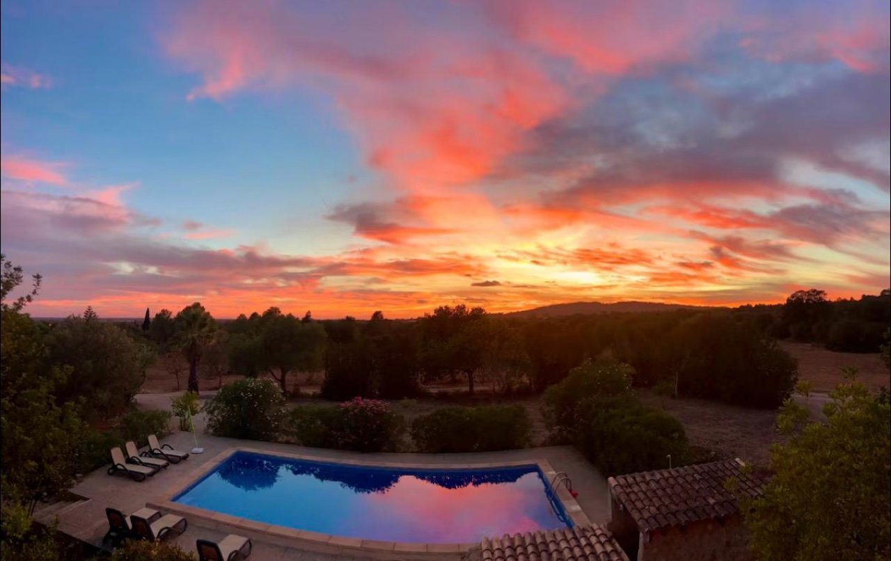 Espectacular atardecer sobre la piscina y el paisaje del parque: vistas impresionantes desde el área exterior