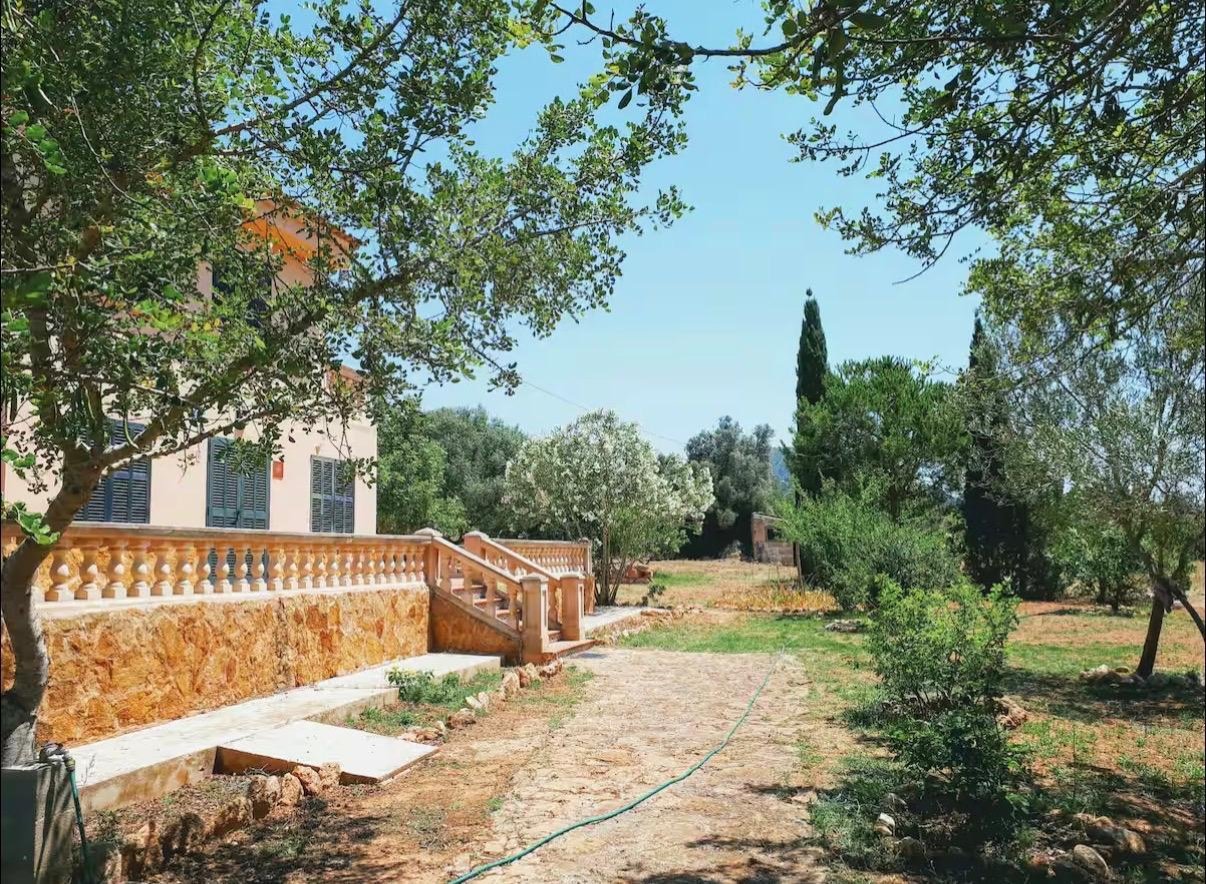 Terreno natural con árboles establecidos y acceso directo a la villa