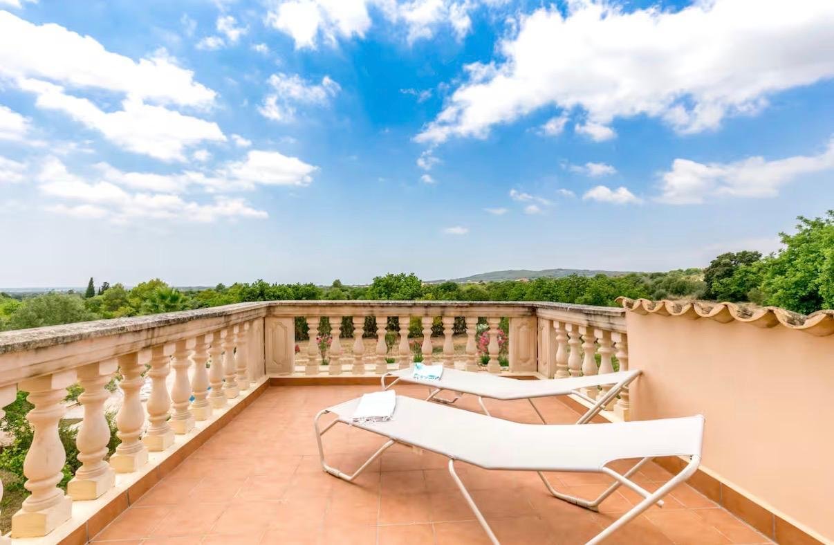 Sueño en la terraza con vistas panorámicas: amplia zona exterior con elegante balaustrada