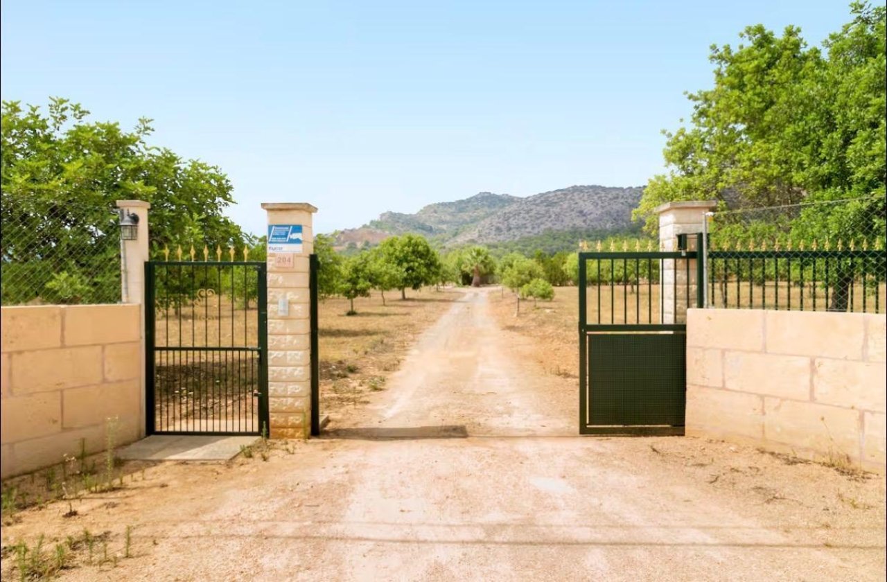 Acceso seguro con elegantes portones de entrada – Entrada representativa a la propiedad