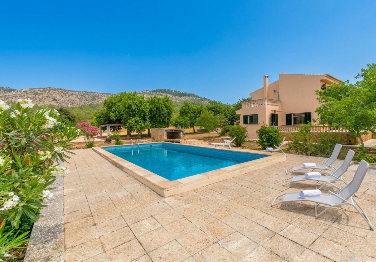 Piscina refrescante con terraza espaciosa y zona de ocio