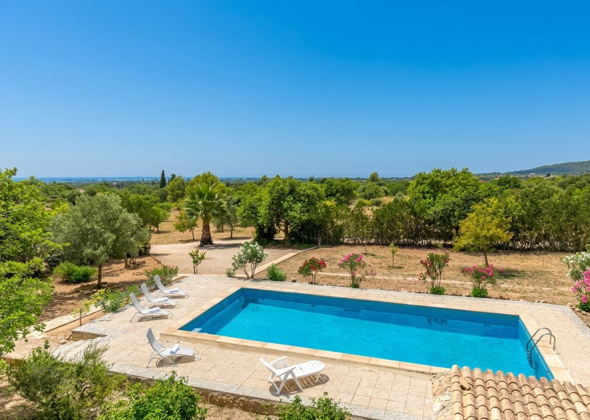 Vista panorámica de la piscina y el paisaje – refugio idílico con amplio espacio exterior
