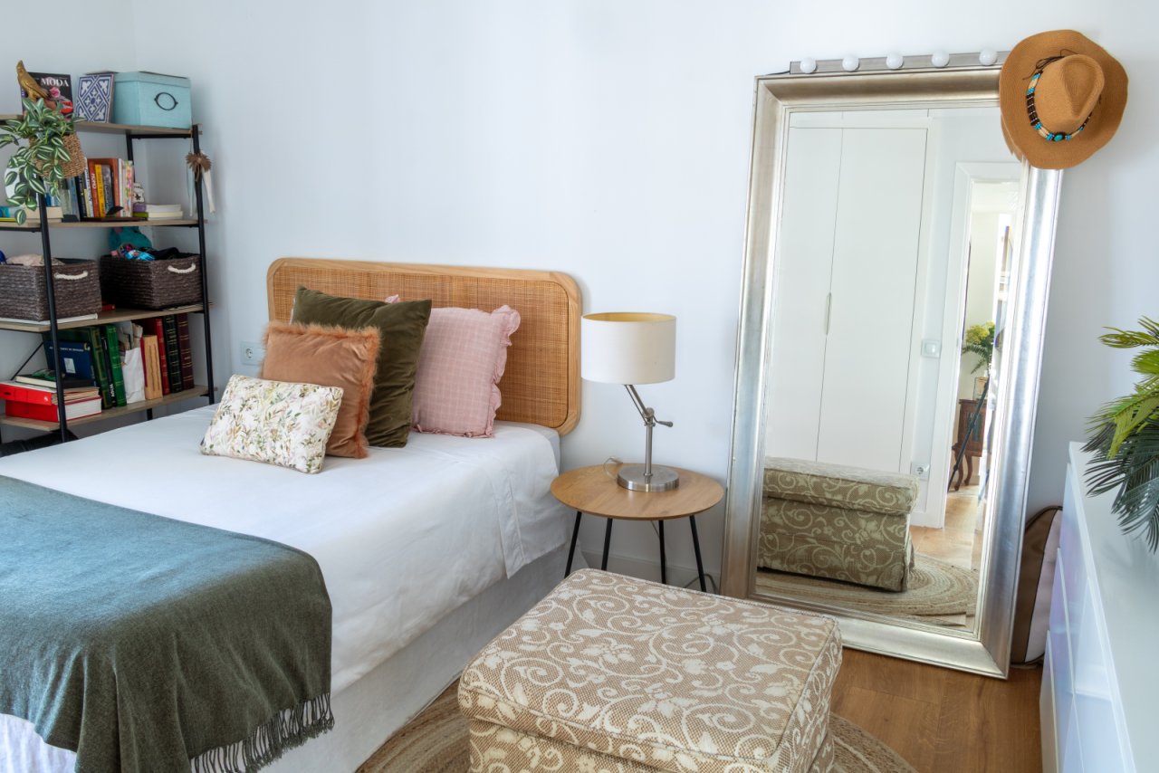 Dormitorio luminoso con armario empotrado práctico y acceso directo al baño Dormitorio luminoso con armario empotrado práctico y acceso directo al baño