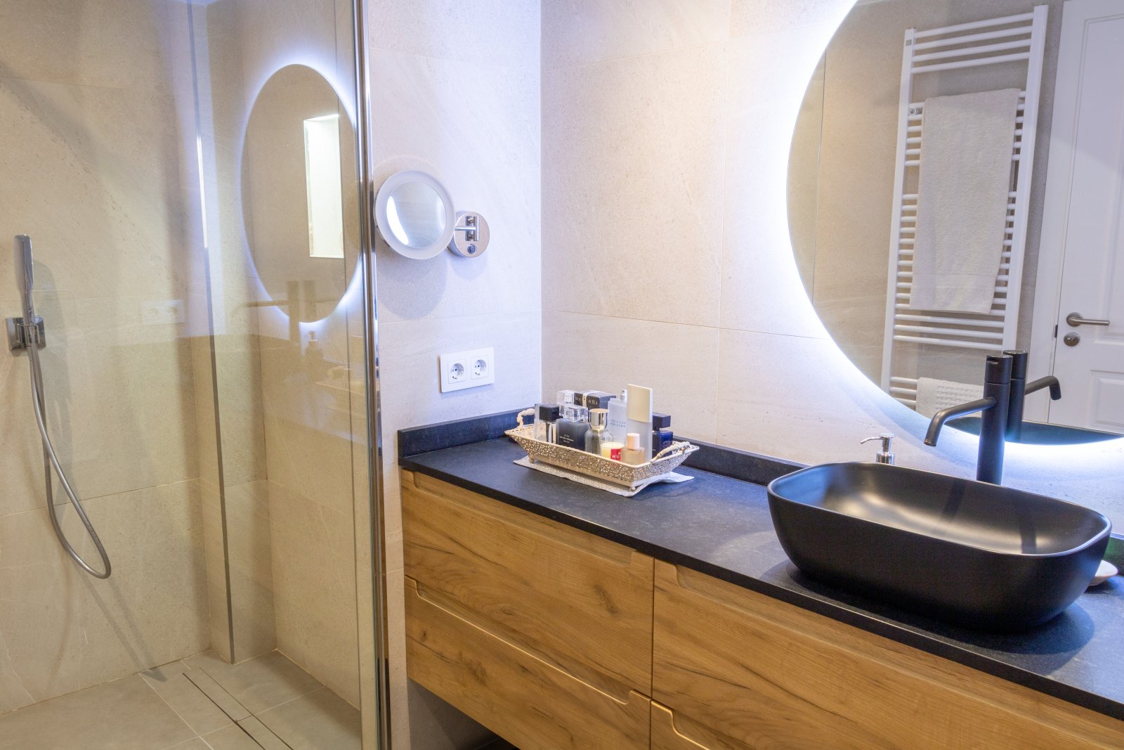 Baño moderno con ducha a nivel del suelo y equipamiento de alta calidad Baño moderno con ducha a nivel del suelo y equipamiento de alta calidad