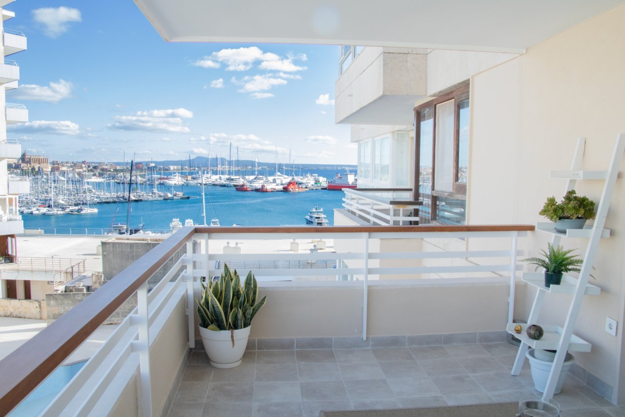 Terraza panorámica con vistas al puerto y acceso directo a la zona de estar Terraza panorámica con vistas al puerto y acceso directo a la zona de estar