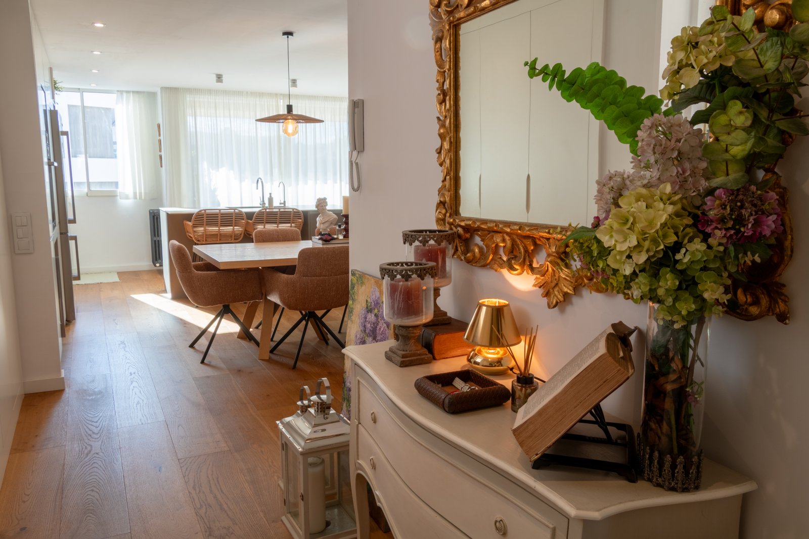 Elegante entrada con conexión abierta al espacio y vista a la cocina Elegante entrada con conexión abierta al espacio y vista a la cocina
