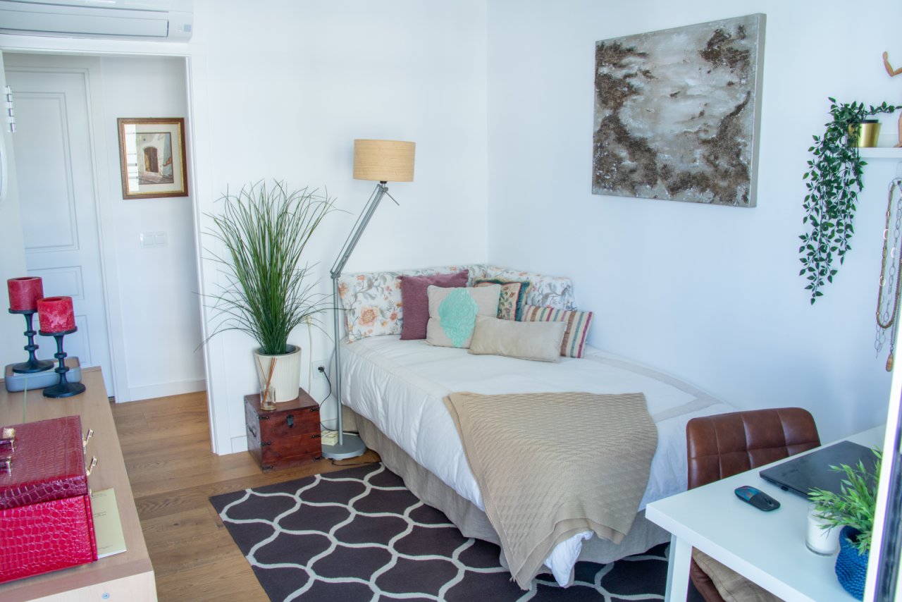 Habitación cómoda con un diseño de espacio bien pensado y un rincón de trabajo práctico Habitación cómoda con un diseño de espacio bien pensado y un rincón de trabajo práctico