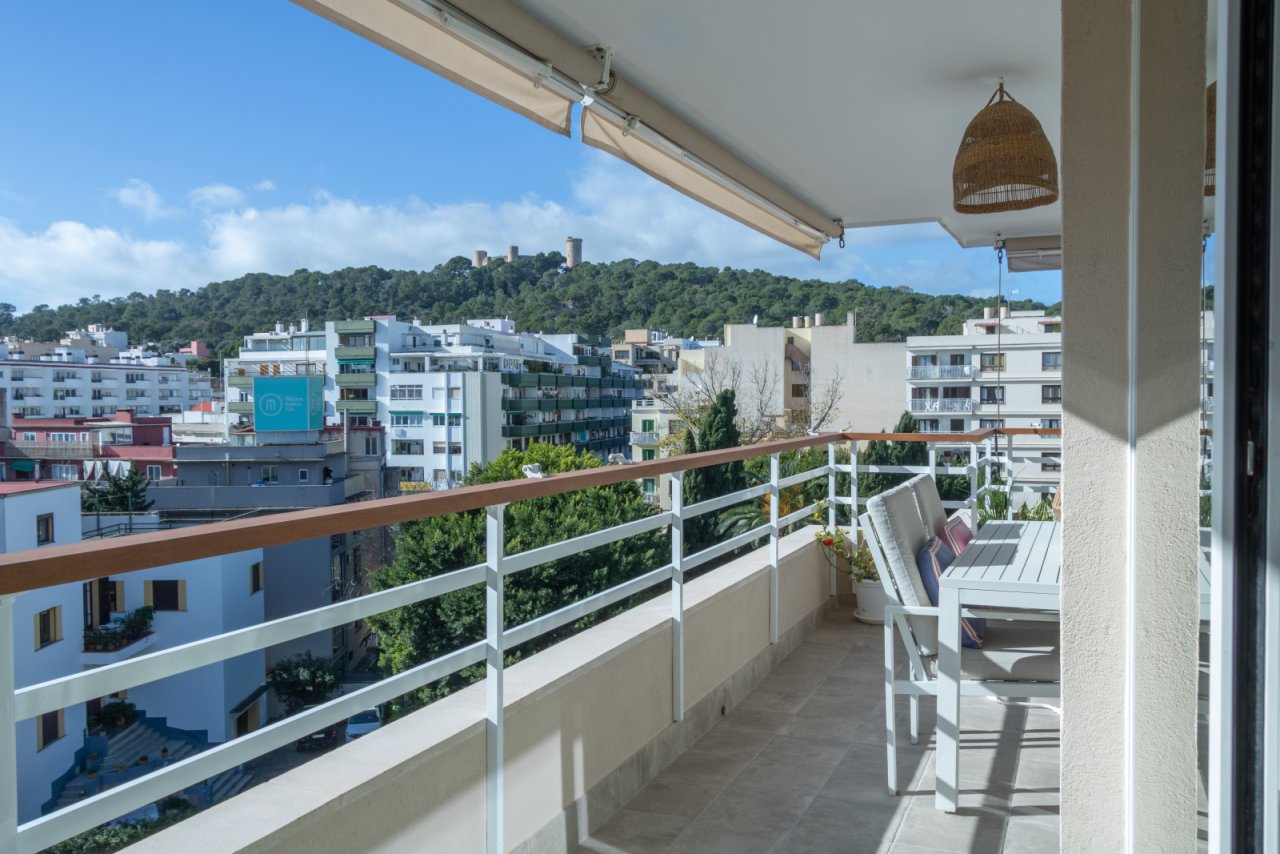 Amplia terraza en la azotea con protección de toldo y vistas panorámicas de la ciudad y áreas verdes Amplia terraza en la azotea con protección de toldo y vistas panorámicas de la ciudad y áreas verdes