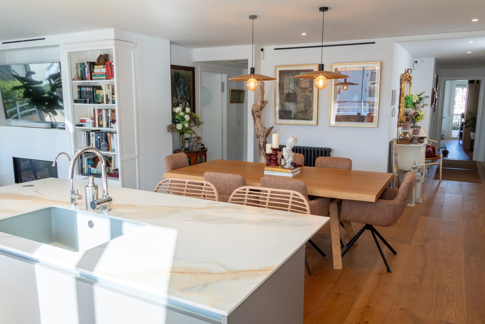 Amplia zona de estar abierta con conexión fluida entre cocina, comedor y sala de estar, y equipamiento interior de alta calidad Amplia zona de estar abierta con conexión fluida entre cocina, comedor y sala de estar, y equipamiento interior de alta calidad