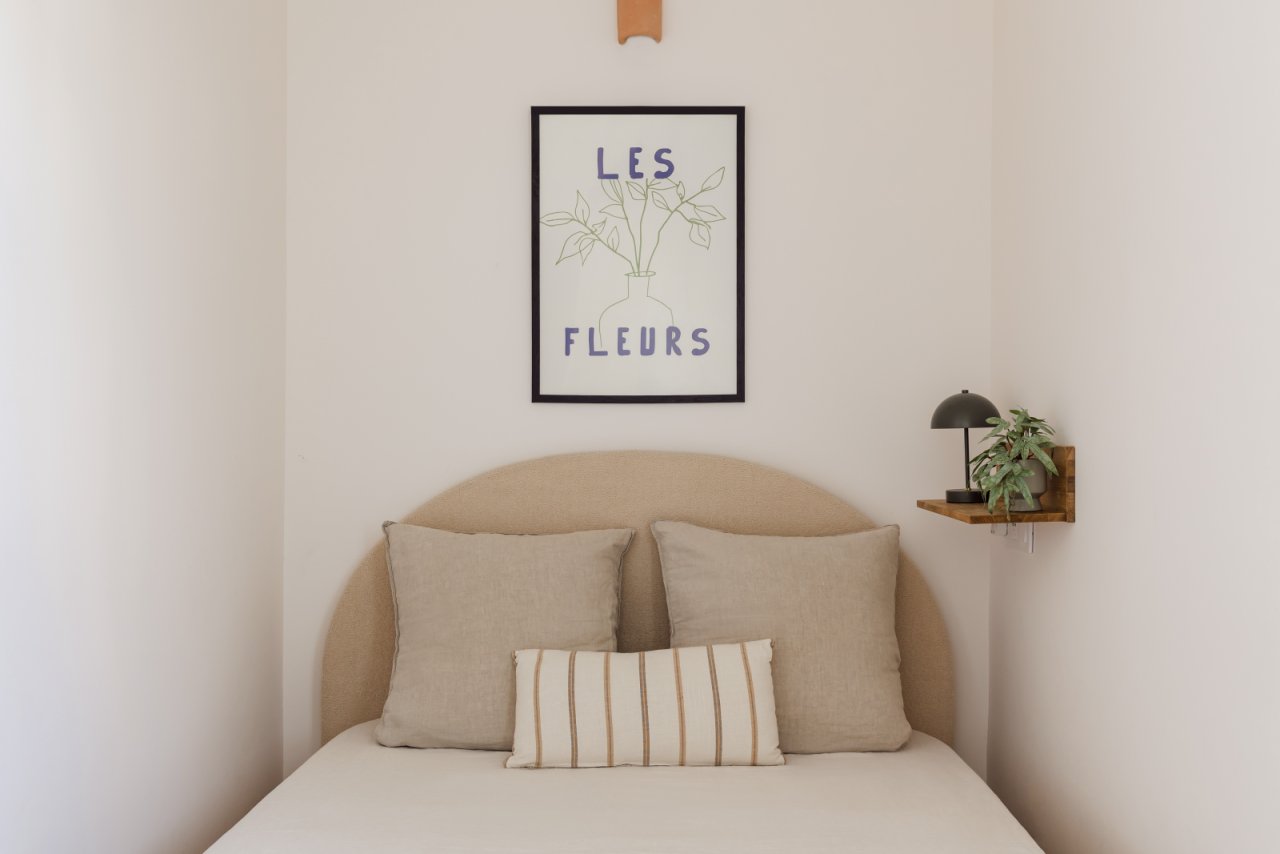 Habitación cómoda con cabecera bien pensada: diseño ergonómico para un sueño reparador Habitación cómoda con cabecera bien pensada: diseño ergonómico para un sueño reparador