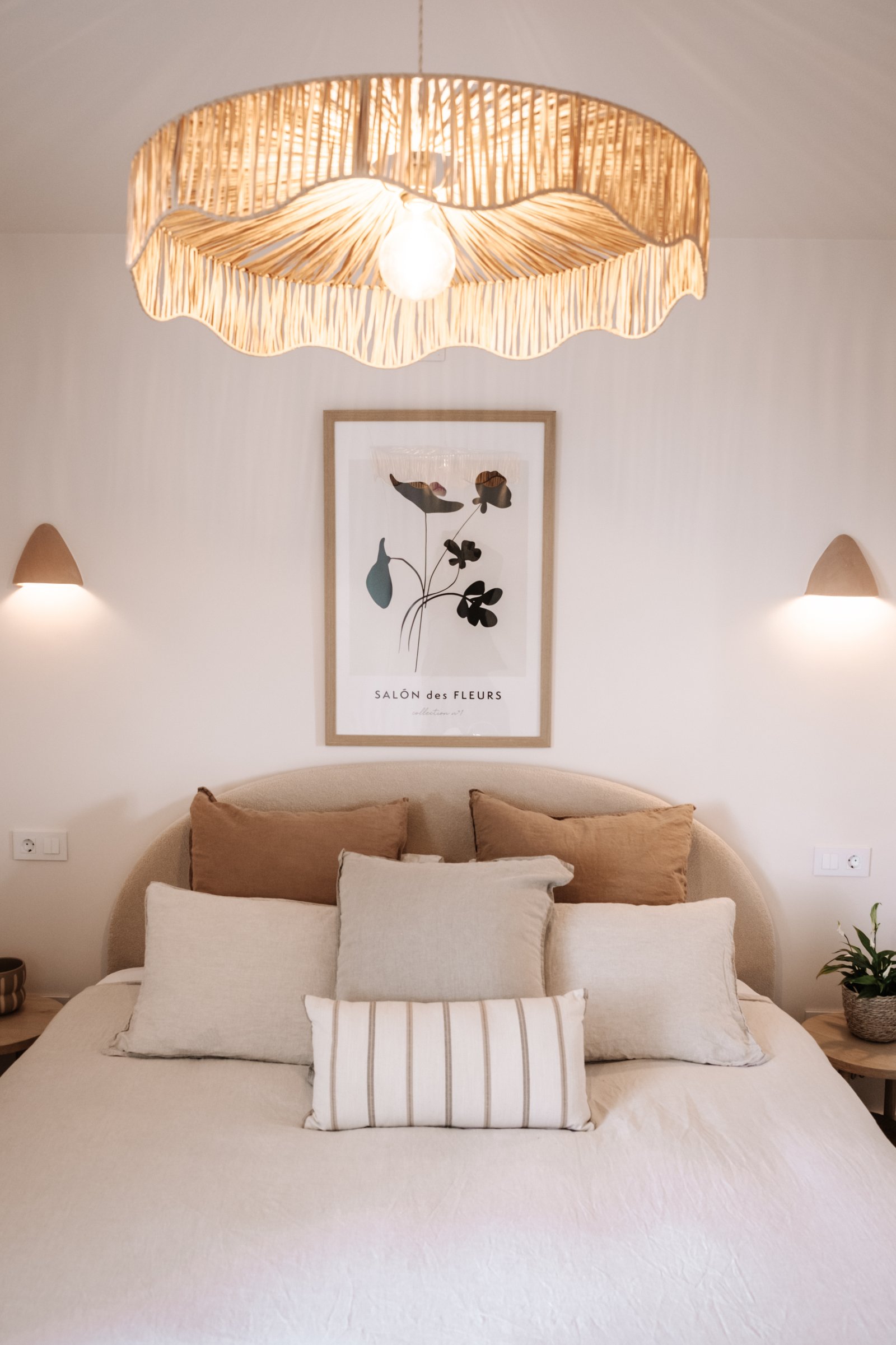 Dormitorio con iluminación integrada y lámparas de pared – Control de luz pensado para un confort óptimo Dormitorio con iluminación integrada y lámparas de pared – Control de luz pensado para un confort óptimo