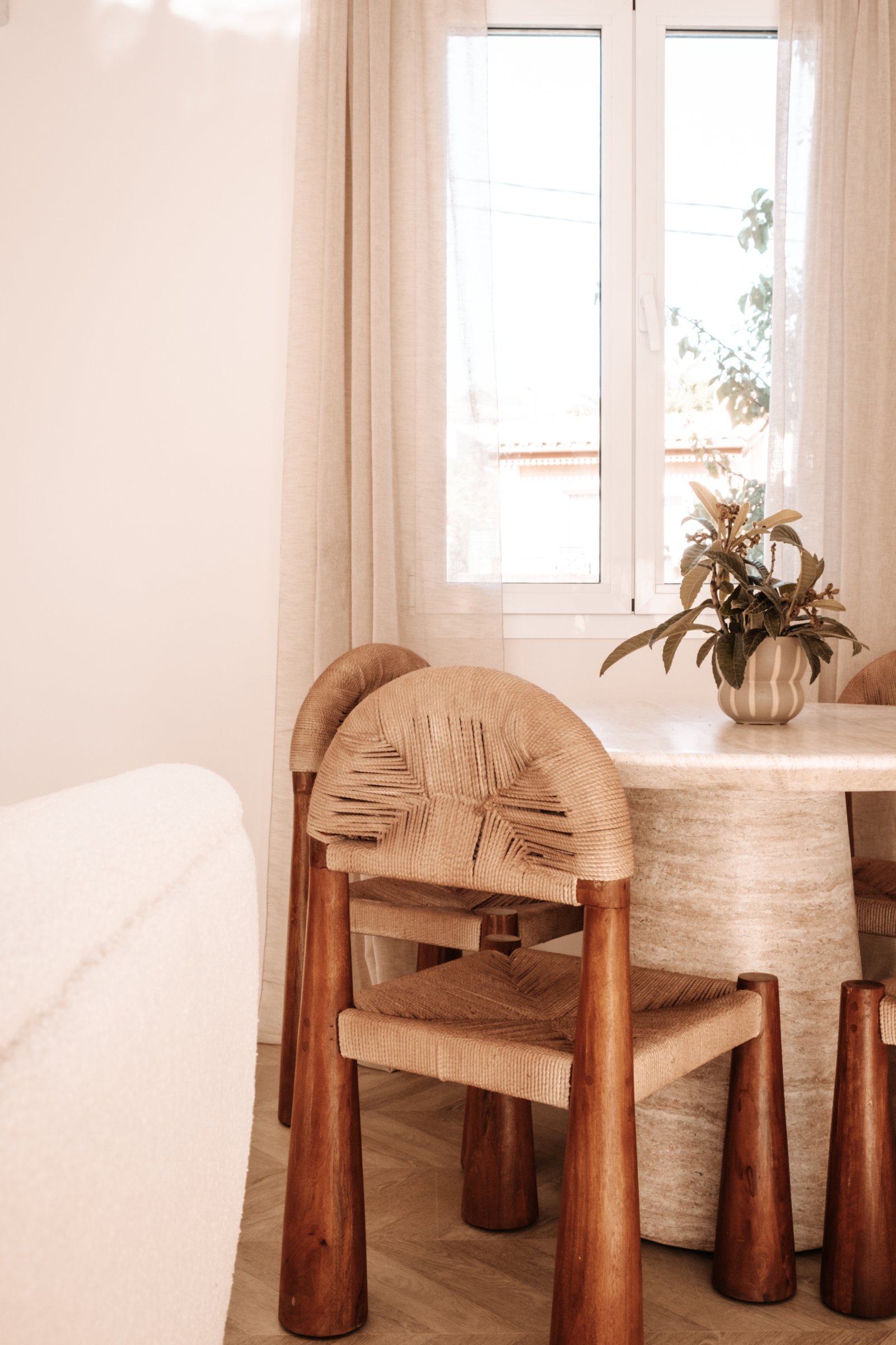 Área de comedor con acceso a la terraza – Secuencia de habitaciones luminosa con luz natural directa Área de comedor con acceso a la terraza – Secuencia de habitaciones luminosa con luz natural directa
