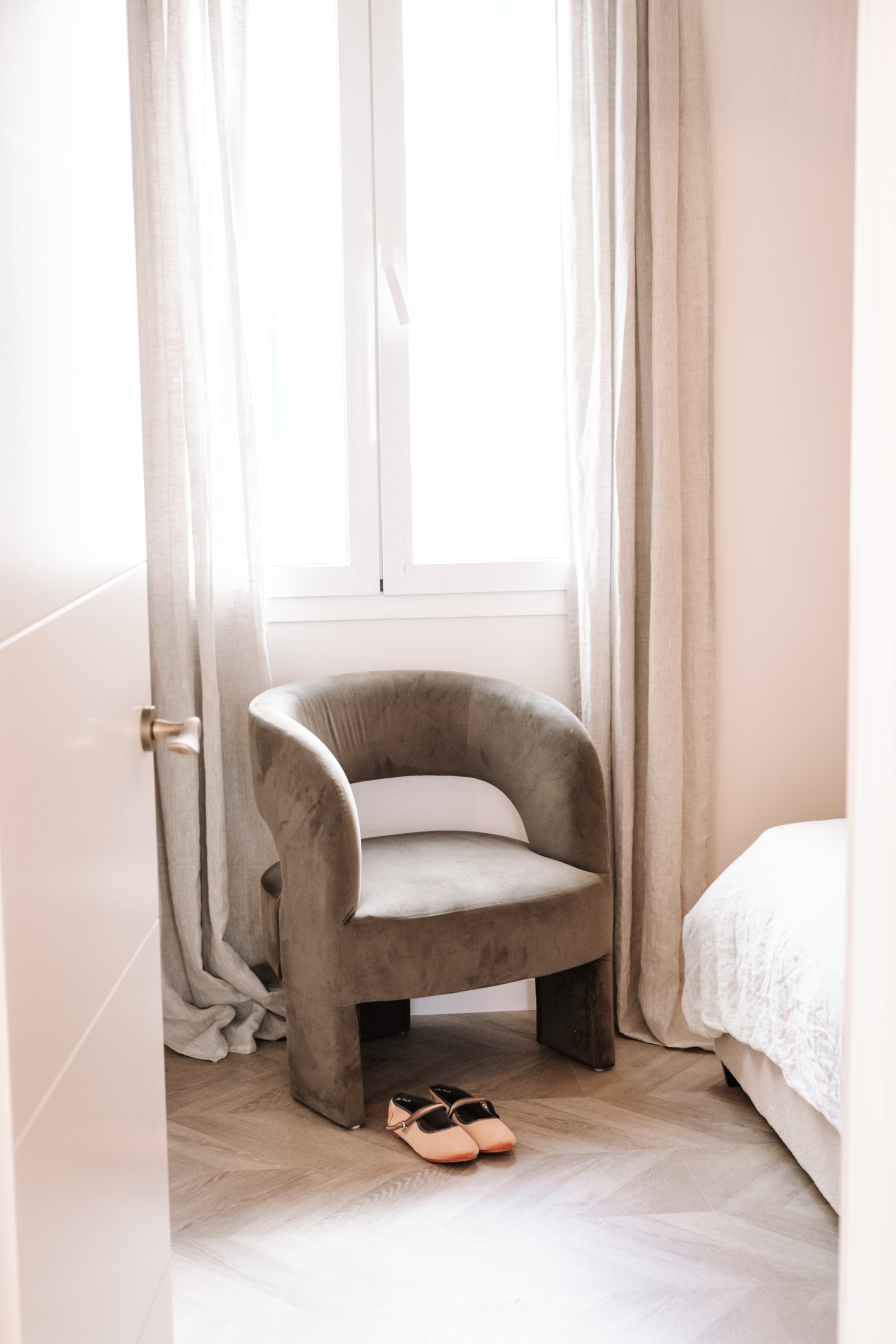 Dormitorio luminoso con ventanas de suelo a techo – Luz natural y sensación de amplitud Dormitorio luminoso con ventanas de suelo a techo – Luz natural y sensación de amplitud