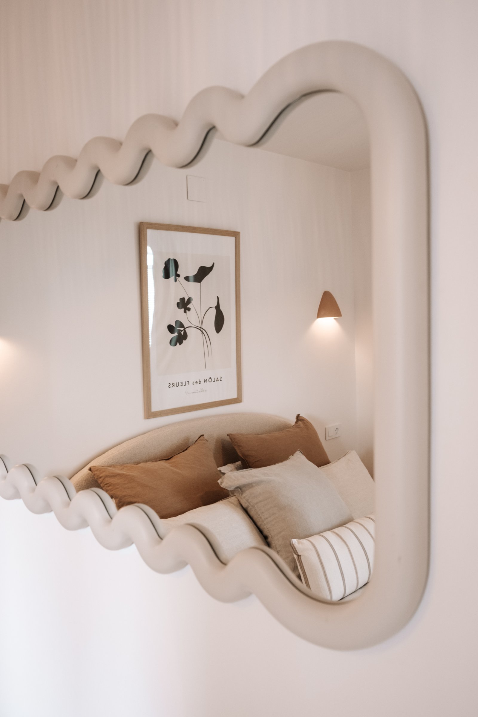 Dormitorio con solución arquitectónica de nicho – Diseño optimizado del espacio con iluminación integrada Dormitorio con solución arquitectónica de nicho – Diseño optimizado del espacio con iluminación integrada