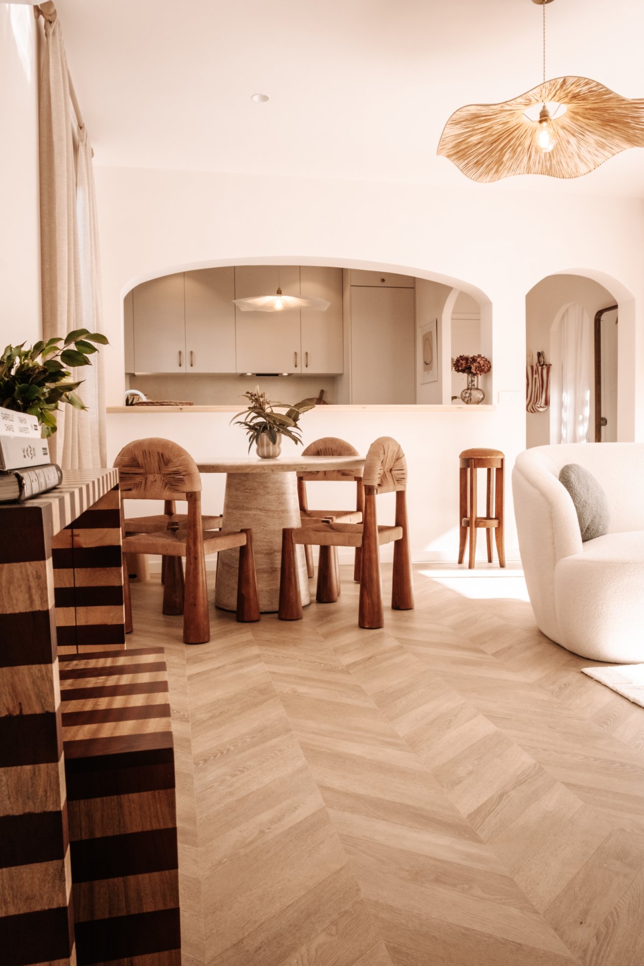 Cocina abierta con elegantes arcos – Conexión fluida de espacios para una vida moderna Cocina abierta con elegantes arcos – Conexión fluida de espacios para una vida moderna