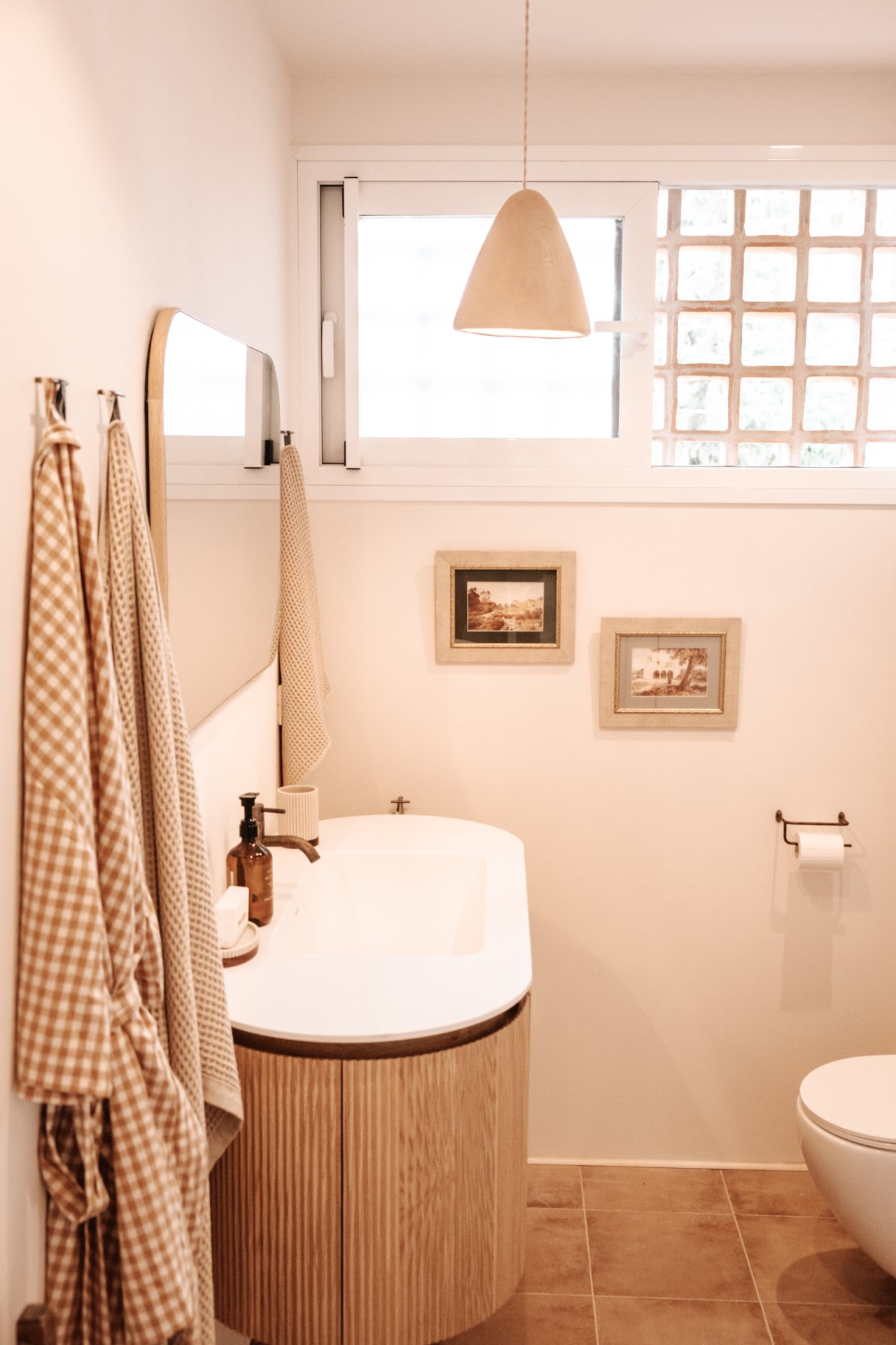 Baño moderno con espejos grandes y iluminación óptima – elegancia funcional en el área húmeda Baño moderno con espejos grandes y iluminación óptima – elegancia funcional en el área húmeda