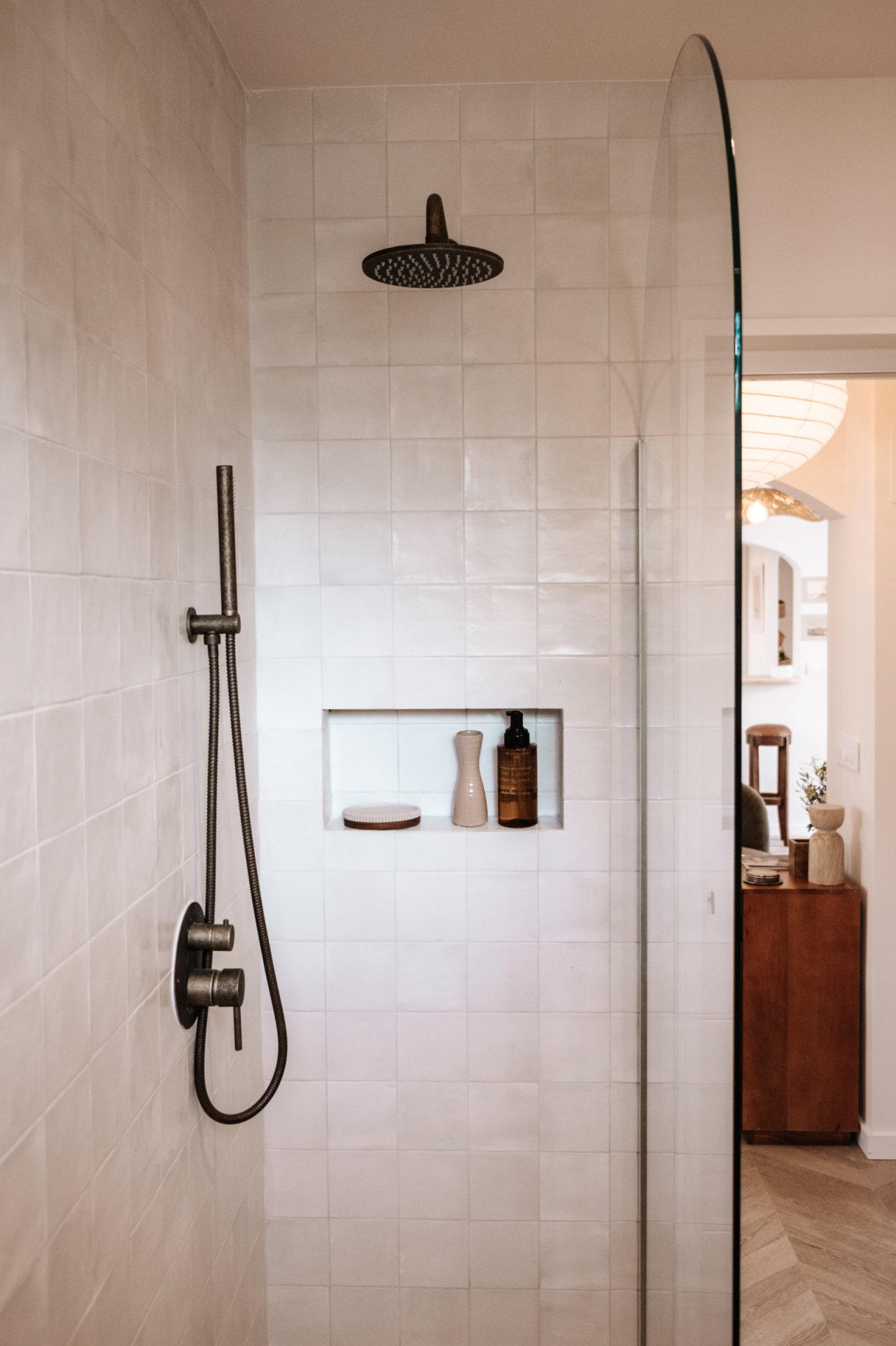 Zona de ducha lujosa con ducha de lluvia y estante – atmósfera de bienestar en tu propio baño Zona de ducha lujosa con ducha de lluvia y estante – atmósfera de bienestar en tu propio baño