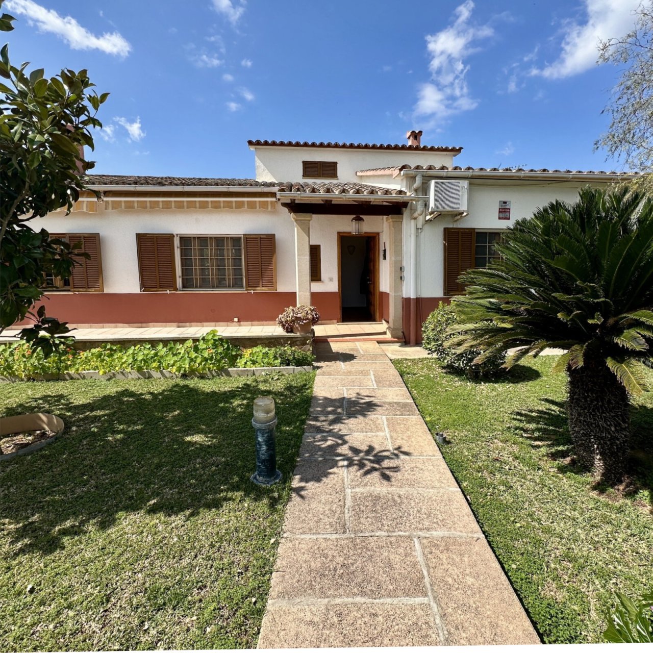 Encantadora casa unifamiliar con jardín cuidado y acceso directo