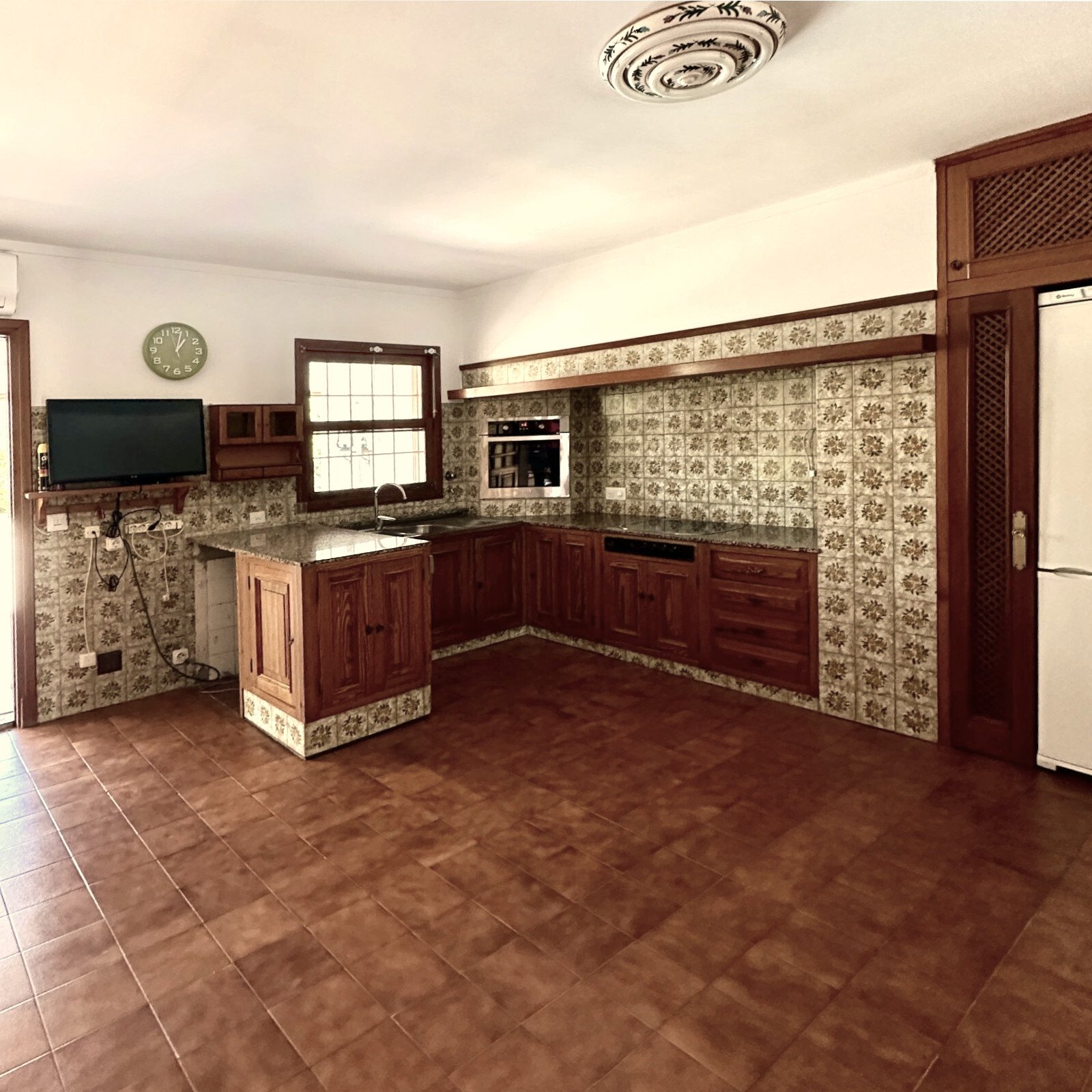 Cocina con isla funcional y equipamiento completo de electrodomésticos