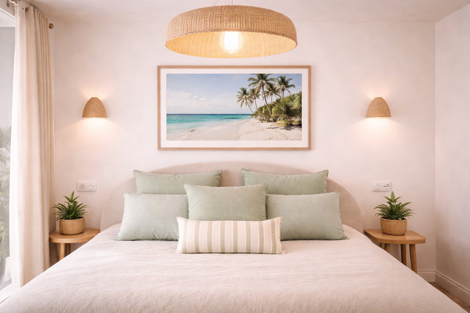 Dormitorio con iluminación profesional y mesitas de noche a ambos lados Dormitorio con iluminación profesional y mesitas de noche a ambos lados