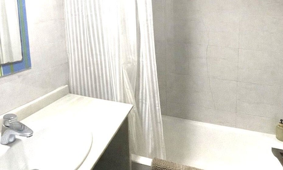 Baño moderno con zona de ducha y lavabo práctico Baño moderno con zona de ducha y lavabo práctico