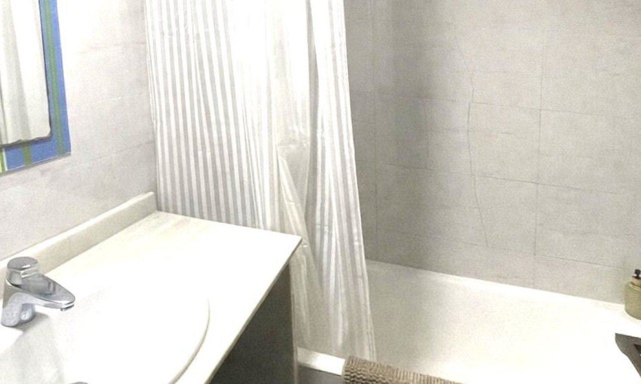 Baño moderno con zona de ducha y lavabo práctico Baño moderno con zona de ducha y lavabo práctico