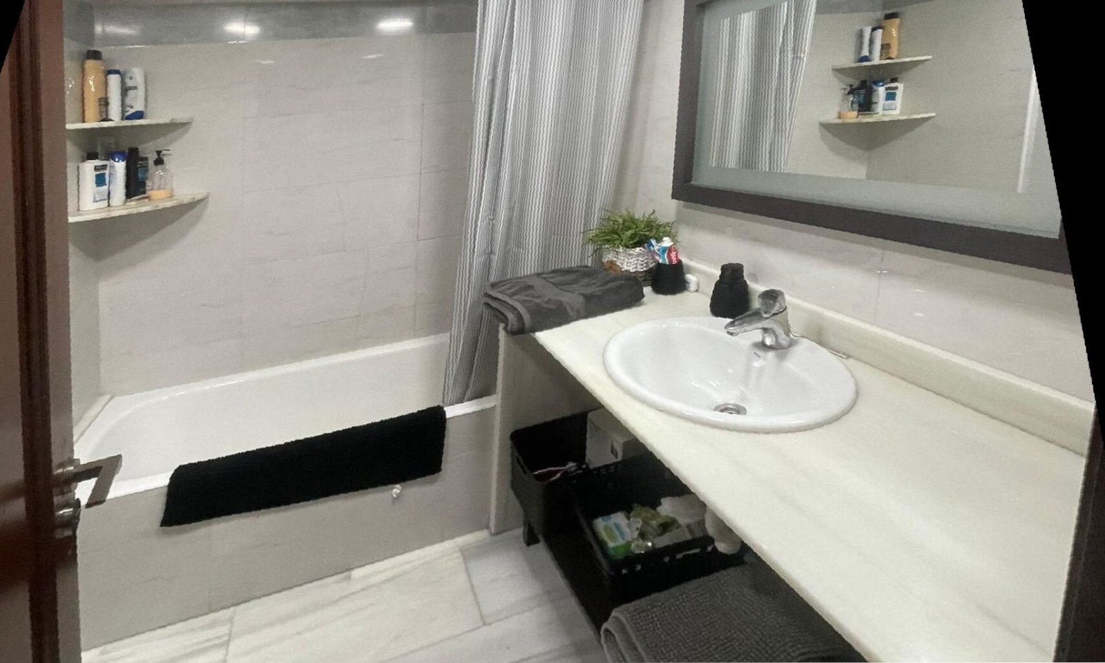 Baño moderno con soluciones de almacenamiento prácticas y equipamiento de alta calidad Baño moderno con soluciones de almacenamiento prácticas y equipamiento de alta calidad