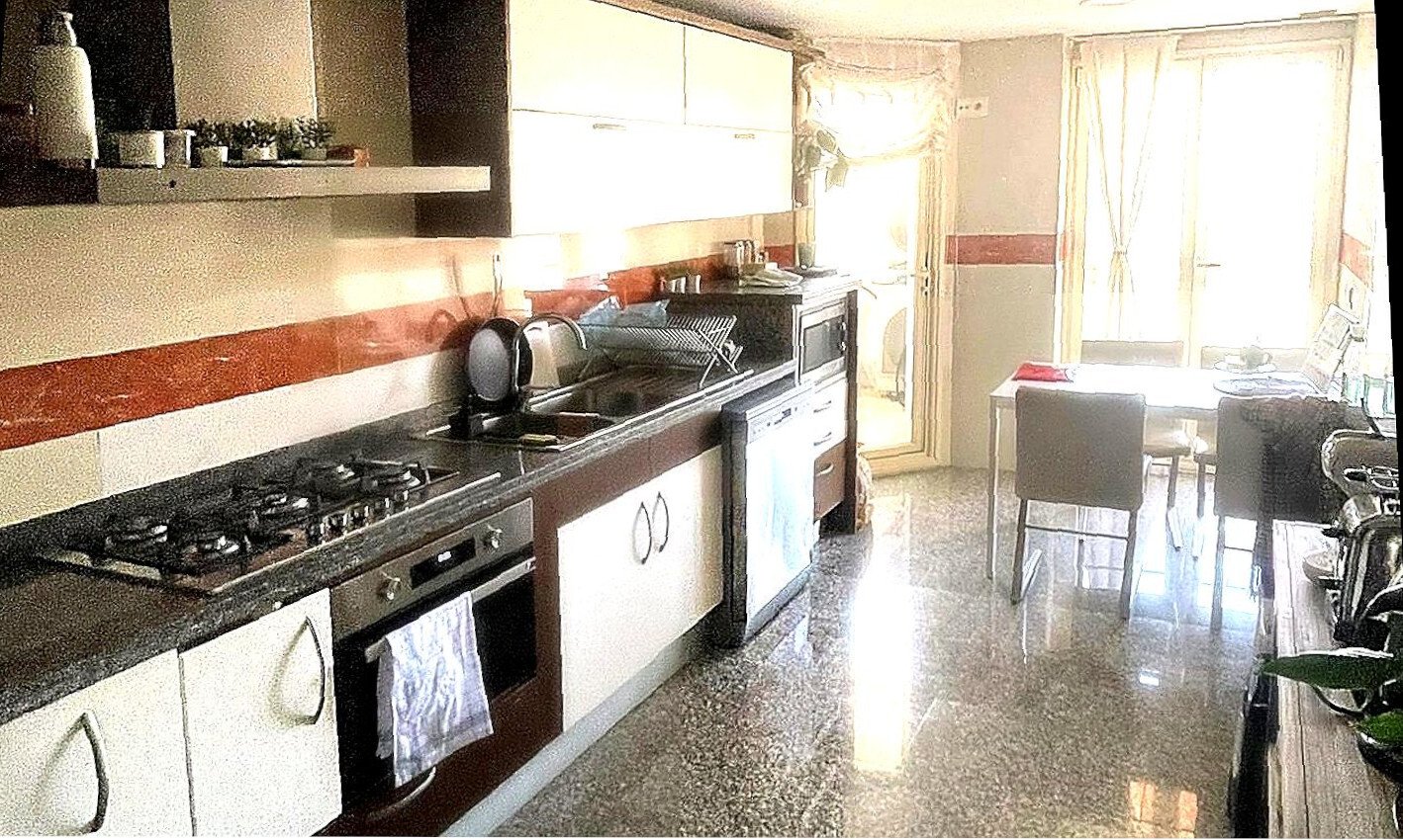 Cocina funcional con encimera continua y acceso directo al comedor Cocina funcional con encimera continua y acceso directo al comedor