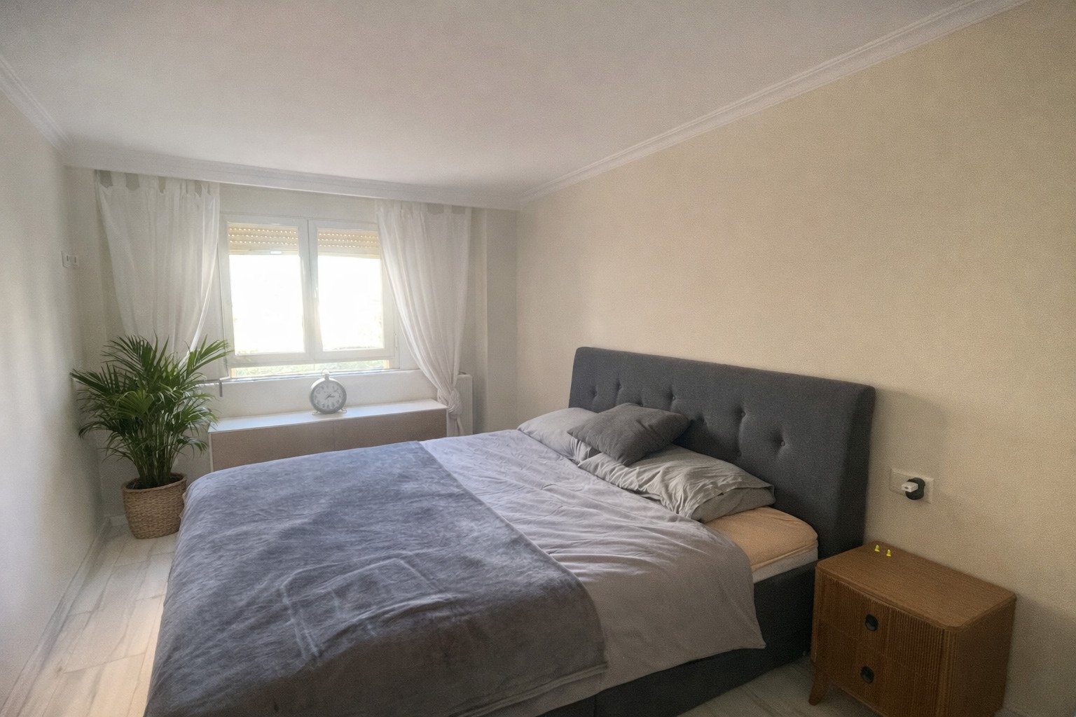 Dormitorio brillante con ventanas grandes y ventilación óptima Dormitorio brillante con ventanas grandes y ventilación óptima