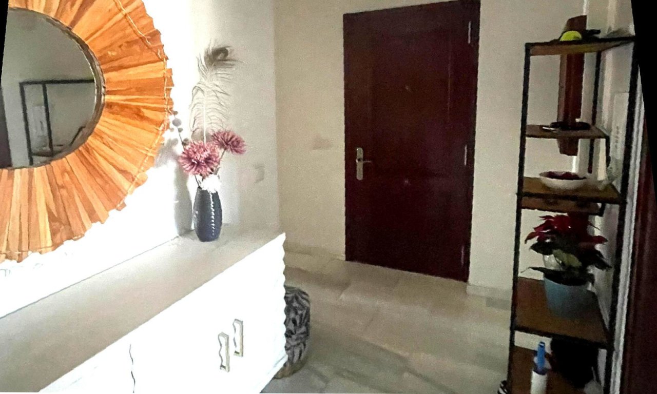 Elegante zona de pasillo con conexión directa a la habitación y soluciones prácticas de almacenamiento Elegante zona de pasillo con conexión directa a la habitación y soluciones prácticas de almacenamiento