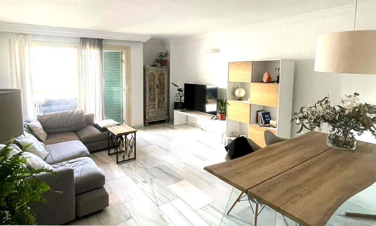 Concepto de vivienda abierto con acceso directo al balcón y luz natural Concepto de vivienda abierto con acceso directo al balcón y luz natural