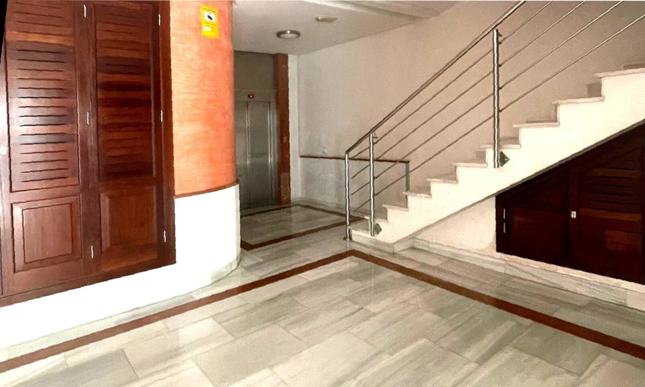 Entrada representativa con escalera moderna y acceso a ascensor Entrada representativa con escalera moderna y acceso a ascensor
