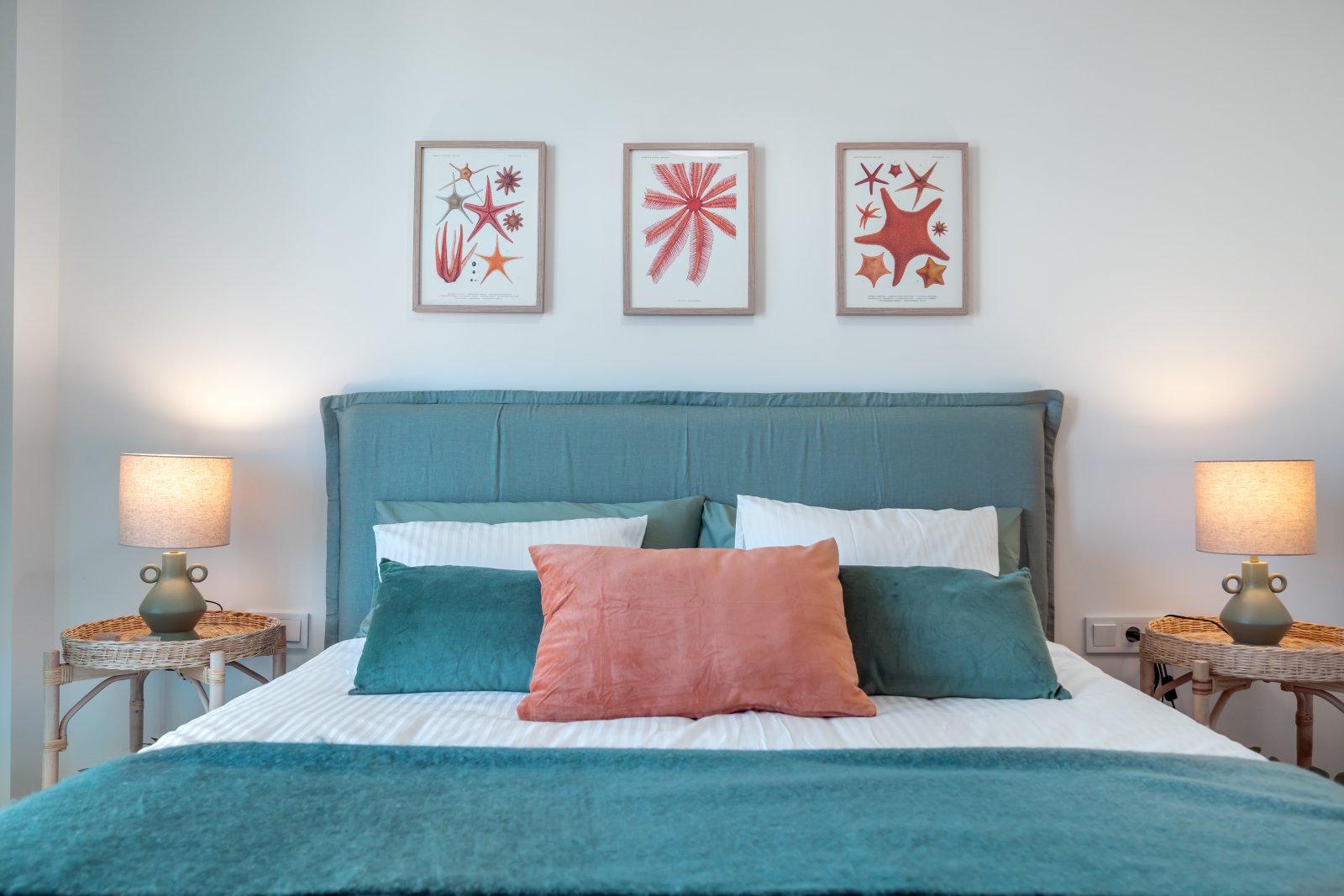 Habitación cómoda con un marco de cama amplio y una iluminación bien pensada. Habitación cómoda con un marco de cama amplio y una iluminación bien pensada.