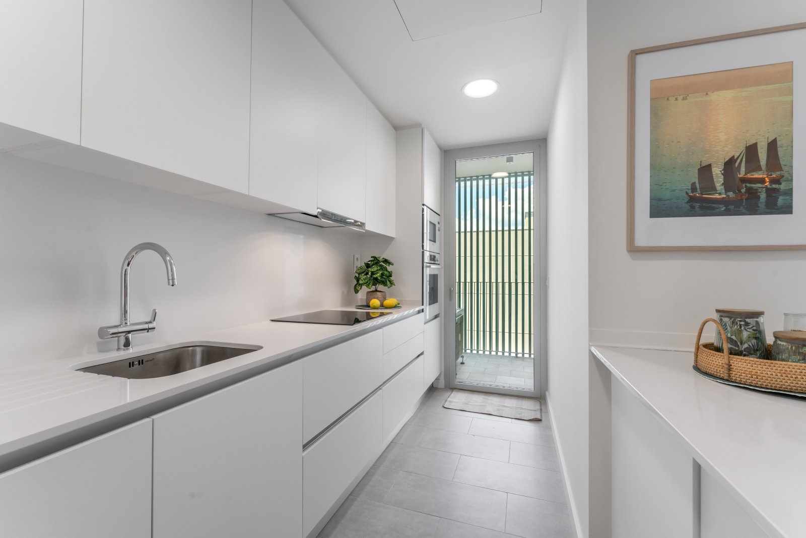 Cocina moderna de galeras con secuencia de trabajo práctica y acceso al exterior Cocina moderna de galeras con secuencia de trabajo práctica y acceso al exterior