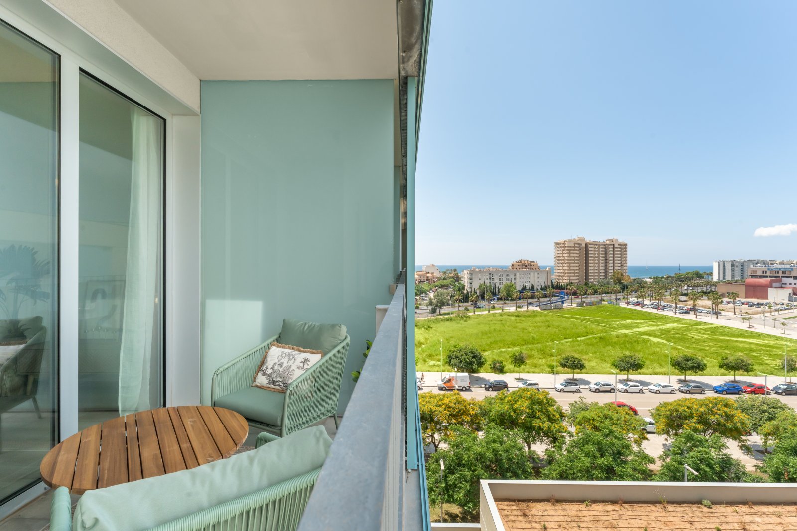 Balcón privado con vistas al mar y al parque verde. Balcón privado con vistas al mar y al parque verde.